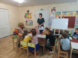 КВН по ПДД в специализированной группе «Почемучки» КВН по ПДД в специализированной группе «Почемучки».