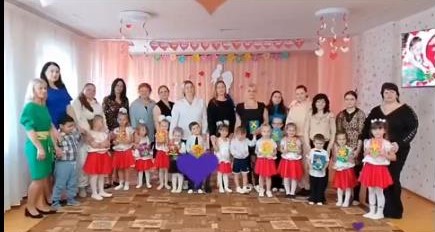Дент матери в группе "Радуга" Дент матери в группе "Радуга".